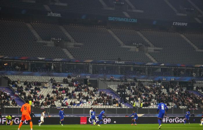 Hinchas de Israel y Francia se enfrentan durante un partido de fútbol en medio de una gran presencia policial