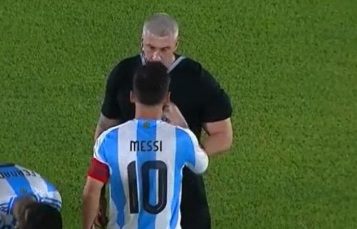 El enfado negro de Lionel Messi contra el árbitro durante la derrota en Paraguay