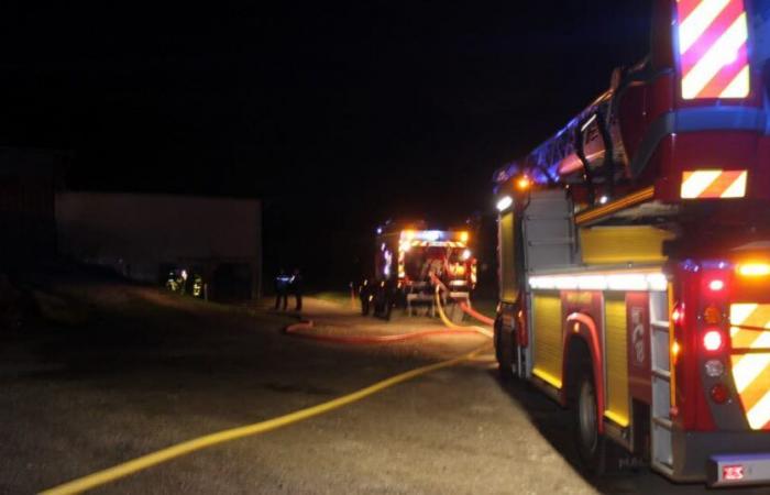 Alto Doubs. Mientras el granjero ordeña sus vacas, se produce un incendio en su granja de La Longeville.