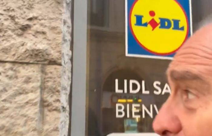 El jefe de Free Xavier Niel sorprende a todos delante de un Lidl