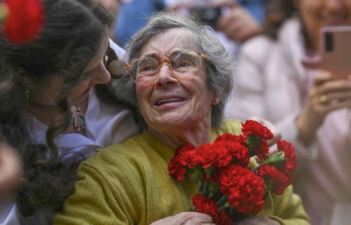 Muerte de la “dama de los claveles”, Celeste Caeiro, símbolo de la revolución de 1974 en Portugal