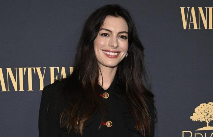 Anne Hathaway y su hijo casi son atropellados por un jugador durante un partido de baloncesto