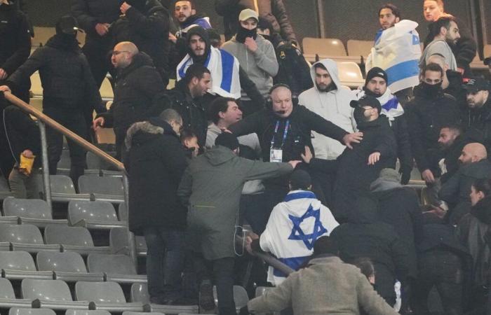 Hinchas de Israel y Francia se enfrentan durante un partido de fútbol en medio de una gran presencia policial