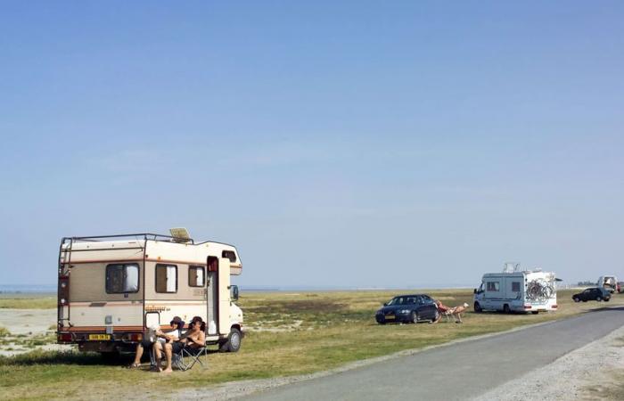 Una mujer golpea a su pareja en una furgoneta camper