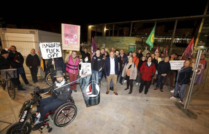 Una cincuentena de personas se manifiestan contra la manifestación nacional este viernes por la tarde en Toulon.