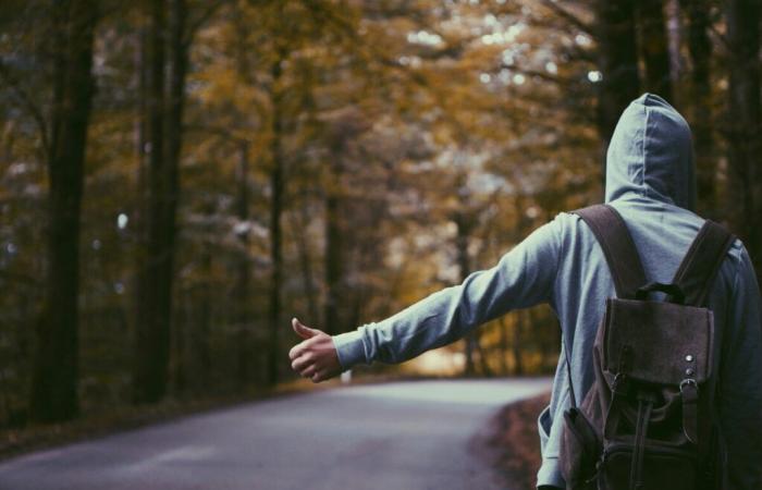 Recoge a un hombre que hace autostop, cuando su pasajero lo arroja por la ventanilla, asustándolo