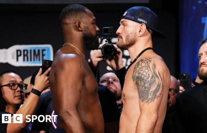 UFC 309 Jones vs Miocic: Jon Jones le da la mano a Stipe Miocic en el pesaje después del desaire del jueves