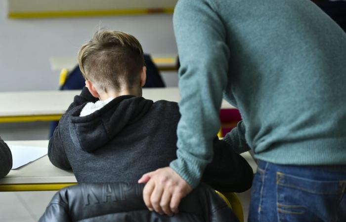 Estos padres de alumnos lanzan un llamamiento para encontrar un sustituto del profesor de francés.