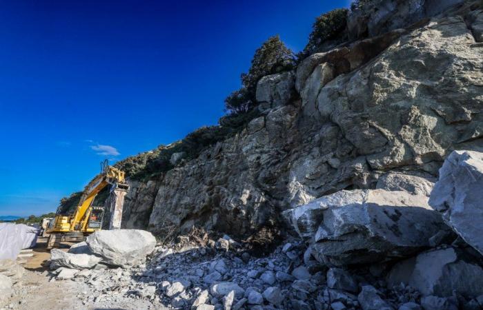 Tras el desprendimiento de tierras en la RT 30 en Lumio (Alta Córcega), los rompe rocas entran en acción