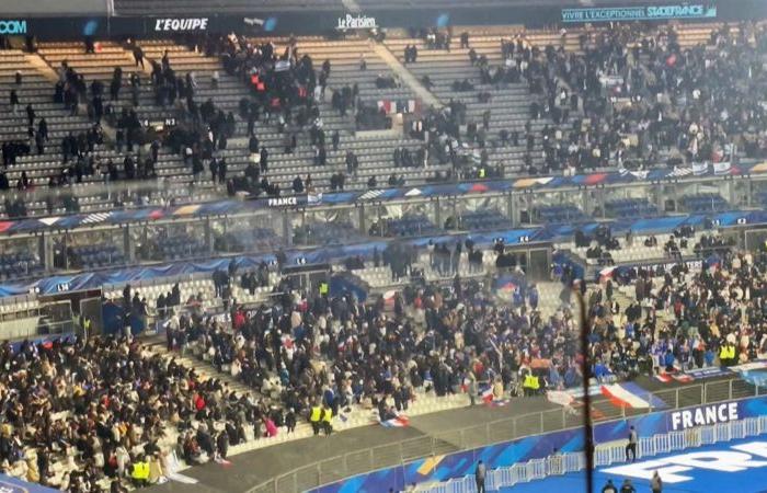 Los aficionados se pelean a pesar de la fuerte presencia de seguridad en el partido de fútbol Francia-Israel