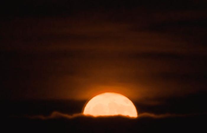 ¿La luna llena realmente tiene un impacto en el sueño?