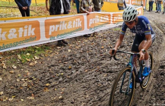 Un grupo numeroso colorea el Superprestige Merksplas, pero Alvarado se mantiene tranquilo y acelera hacia la victoria en un momento inteligente