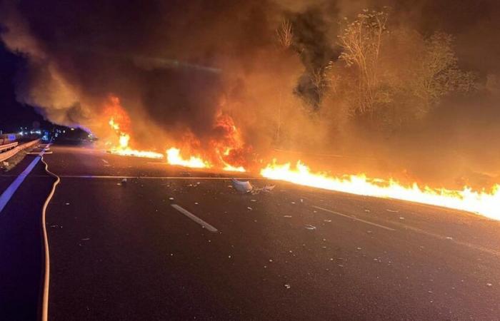 Un camión choca contra un coche en el arcén y estalla en llamas en la autopista A1