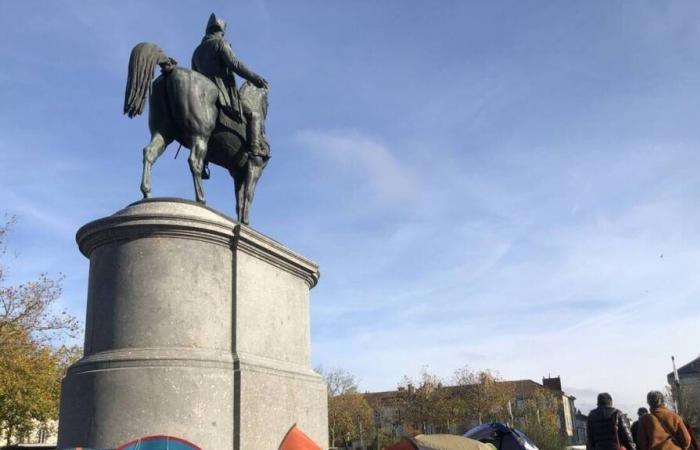 Falta de alojamiento. El colectivo Migrants-85 se reunió en la plaza Napoléon de La Roche-sur-Yon