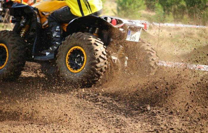 Sin casco y descalzo, pierde el control del quad que acaba de tomar.