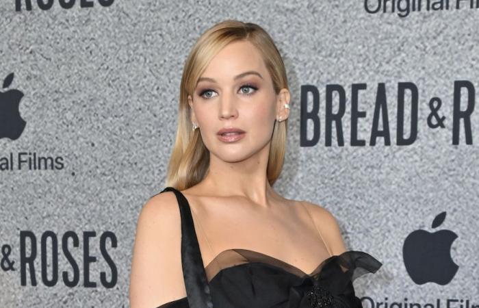 Jennifer Lawrence transforma un raro vestido vintage en el vestido premamá negro más elegante