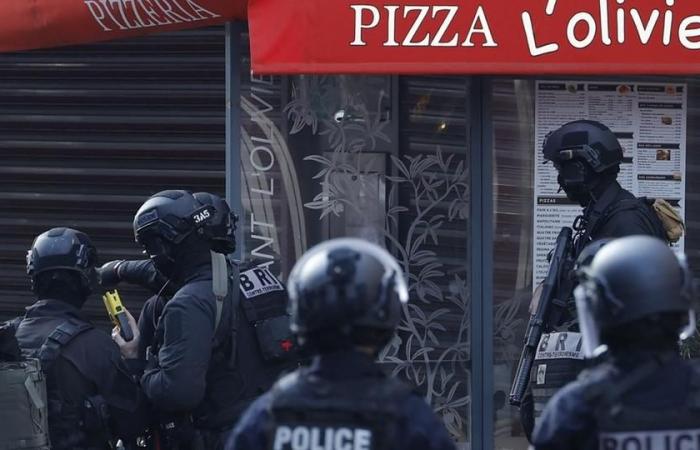 Una situación de rehenes en un restaurante, el barrio acordonado