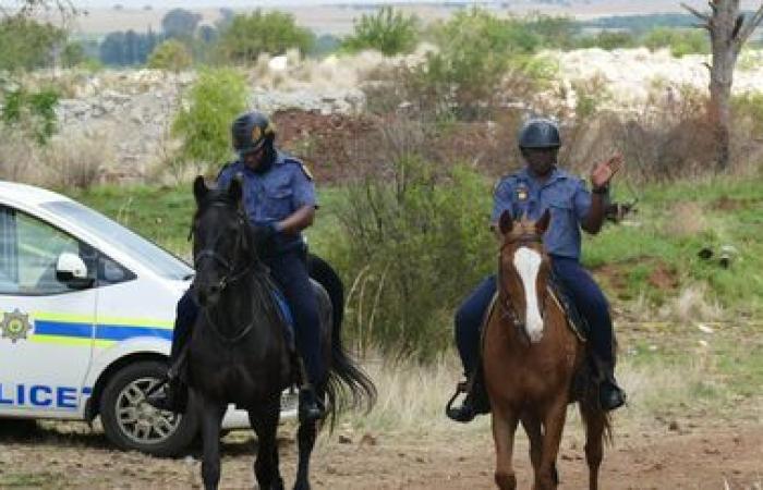 En Sudáfrica, la policía bloquea a cientos de mineros ilegales en una mina abandonada que se cree que alberga oro.