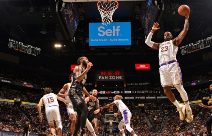 LeBron James logra cuarto triple-doble consecutivo en la victoria de los Lakers