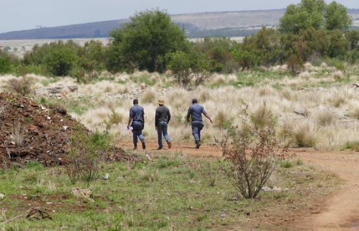 En Sudáfrica, un enfrentamiento enfrenta a la policía con mineros ilegales alrededor de una mina que se cree contiene oro.