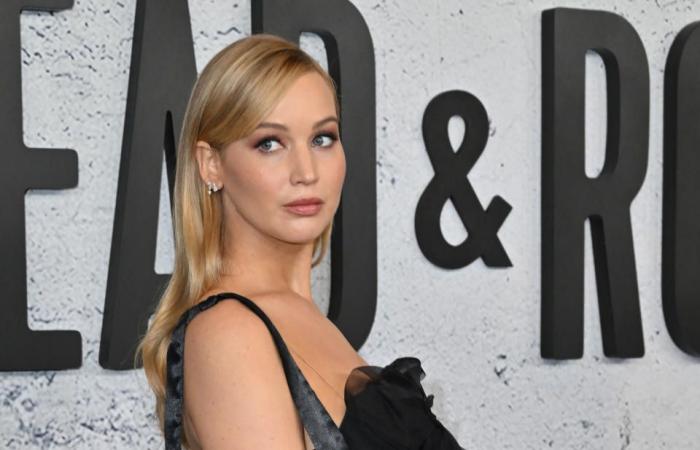 Jennifer Lawrence transforma un raro vestido vintage en el vestido premamá negro más elegante