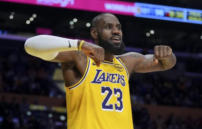 LeBron James, de 39 años, registra el cuarto triple-doble consecutivo, el mejor de su carrera