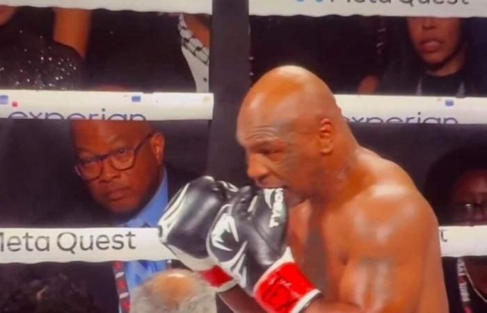 La extraña ‘fijación’ de Mike Tyson es la razón por la que constantemente se muerde los guantes durante la pelea con Jake Paul