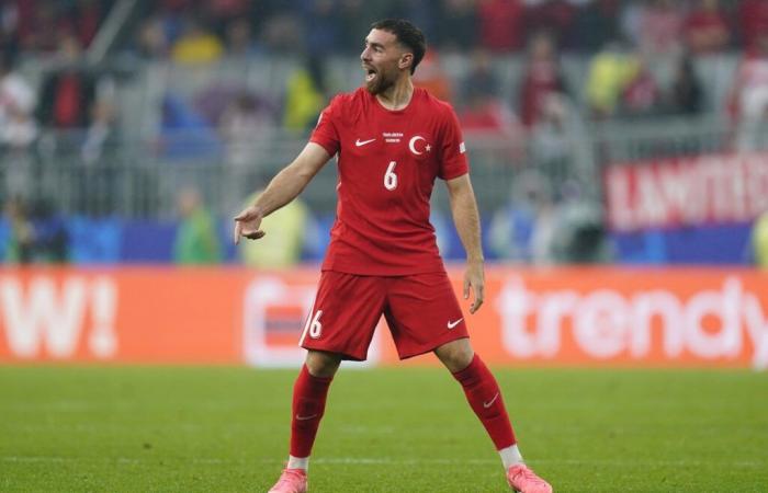 Turquía se pierde el primer punto de partido en el ascenso por perder a Akturkoglu – Voetbal International