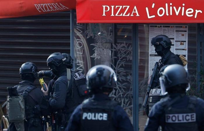 toma de rehenes en curso, un hombre escondido en un restaurante