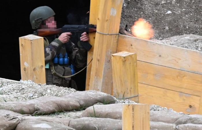 con los soldados de la brigada Anne-de-kyiv entrenados en Champaña