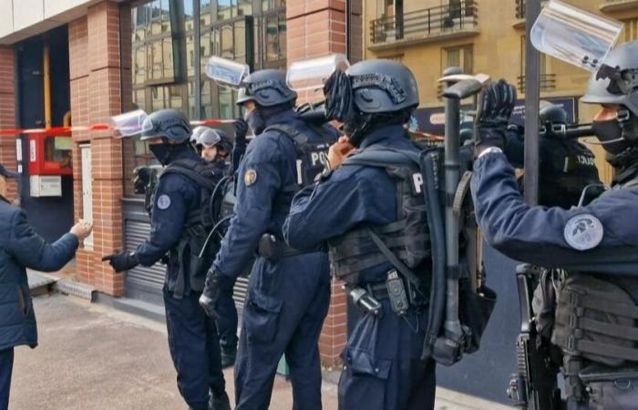 Los cuatro empleados de un restaurante en libertad, el detenido detenido