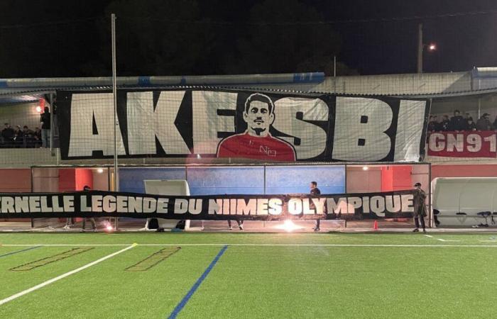 NÎMES OLYMPIQUE El hermoso homenaje de los Gladiadores a la leyenda Hassan Akesbi