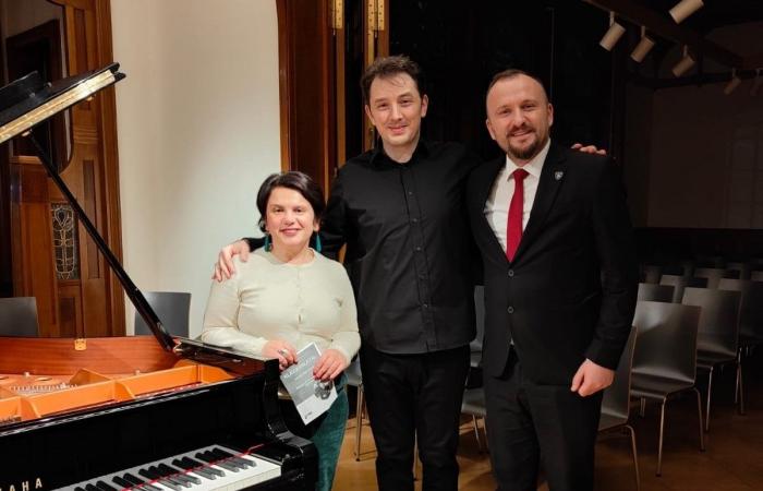 Leutrim Aliji, el virtuoso pianista que une la música clásica con el alma albanesa