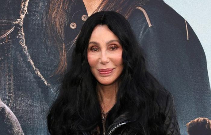 Cher recuerda el día que John Lennon acabó desnudo en la piscina de la Mansión Playboy