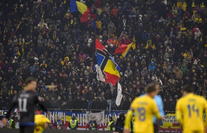 El partido Rumanía-Kosovo se detiene tras los cánticos de los aficionados rumanos a favor de Serbia