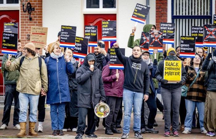 La policía interviene en la protesta de Zwarte Piet en Holanda