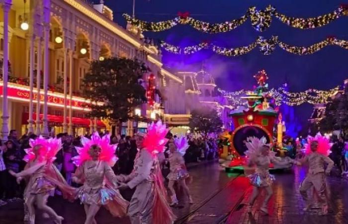 Enfado de los fans tras la introducción de la opción de pago para poder ver mejor el desfile navideño en Disneyland París: “Todo son excusas para hacernos pagar dinero. ¡Es un infierno!”