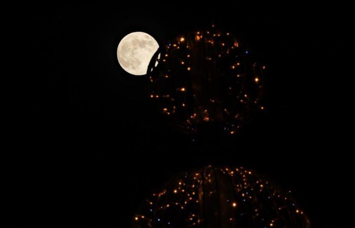 un espectáculo de luces en Corte y más allá