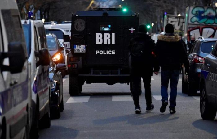 Francia: Toma de rehenes en Issy-les-Moulineaux, el loco retiene a los empleados de su padre