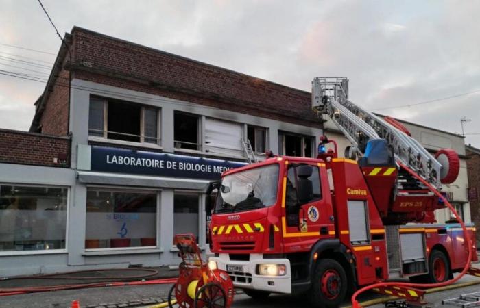 En Ham, un incendio afecta a un laboratorio de análisis médicos y a una vivienda