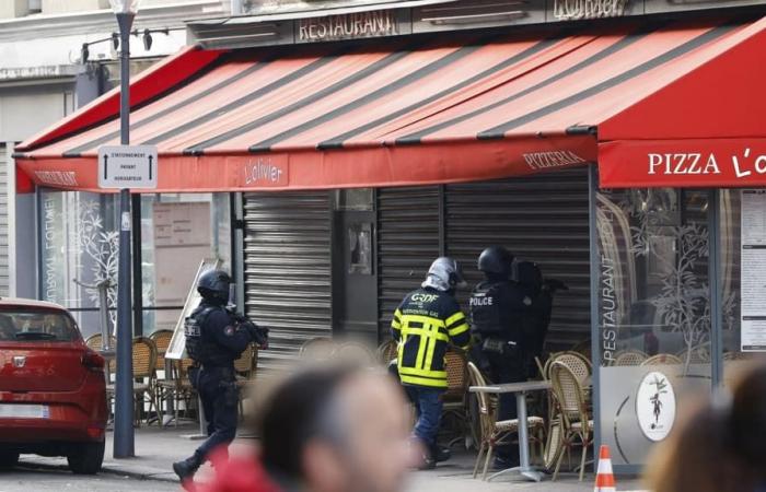 una situación de rehenes en curso en un restaurante, un hombre atrincherado