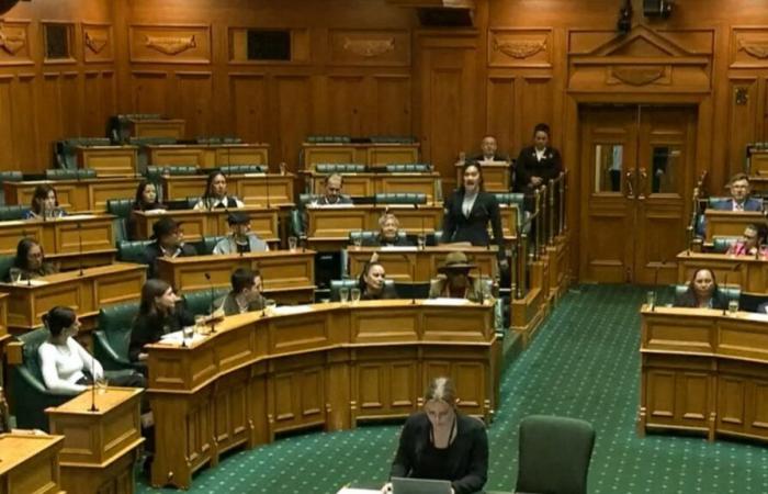 Los parlamentarios de Nueva Zelanda realizan un haka durante una sesión del Parlamento