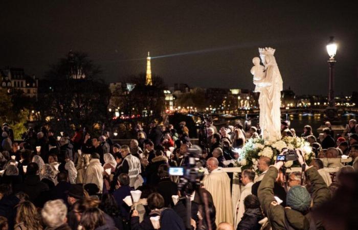 La Virgen de Notre-Dame, superviviente del incendio, regresó a la catedral (vídeos)