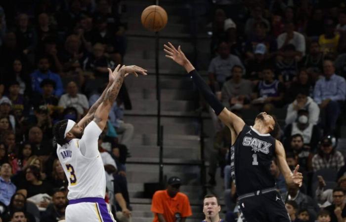 El confiado Anthony Davis ‘simplemente dejándolo volar’ ayuda a los Lakers a superar a los Spurs en el primer partido de la Copa de la NBA