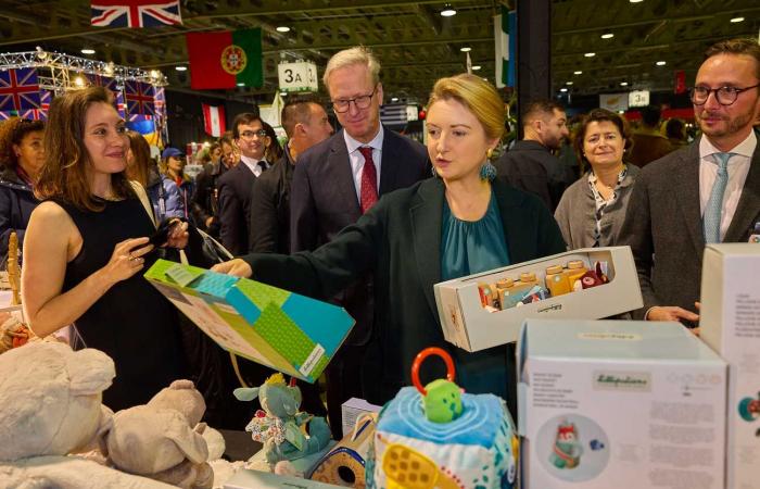 La Gran Duquesa María Teresa y su nuera Stéphanie realizan una gira mundial benéfica en el Bazar Internacional de Luxemburgo