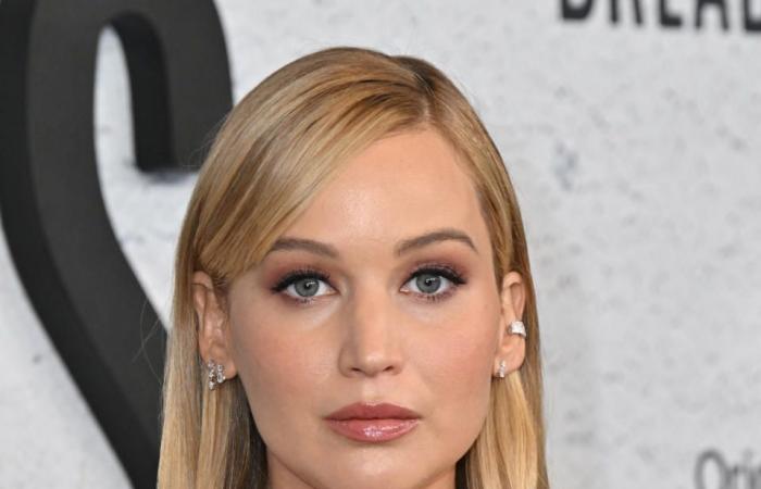 Jennifer Lawrence transforma un raro vestido vintage en el vestido premamá negro más elegante