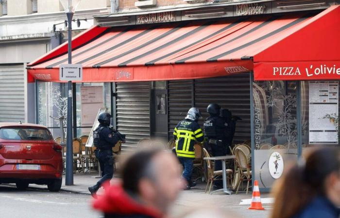 Detenido el hombre escondido en una pizzería de Issy-les-Moulineaux y sus rehenes liberados