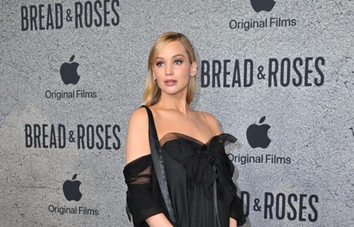 Jennifer Lawrence transforma un raro vestido vintage en el vestido premamá negro más elegante