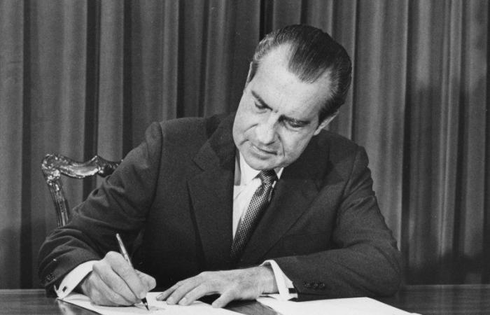 Nixon aprueba la construcción del oleoducto de Alaska