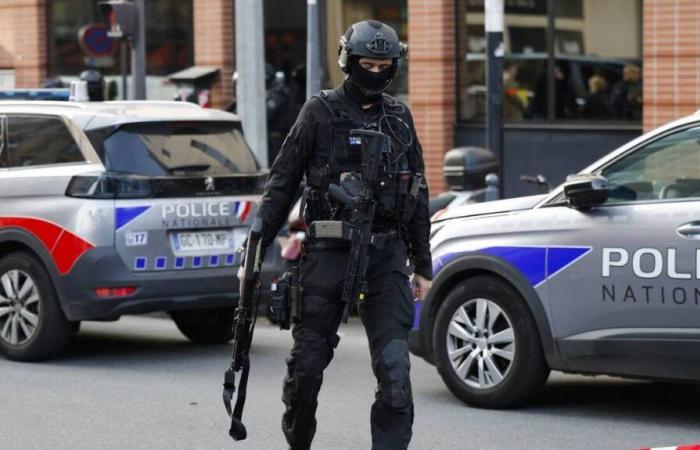 Toma de rehenes en curso en un restaurante de Issy-les-Moulineaux, un hombre atrincherado